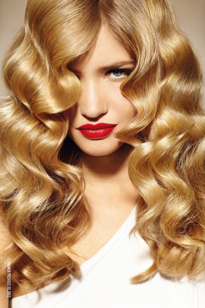 long waves, wavy hair , hairstyle, blonde, red lips